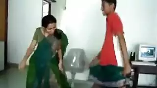 أنبوب إباحي مجاني: فتاة مطعمة تُضاجع بعنف في الحمام