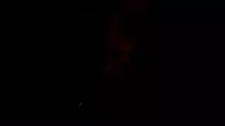 وحدهما في المنزل ومثاران: الأم الشقراء تشارك ابنها لسانها الرطب