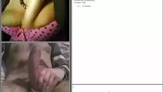 امرأة عجوز ممتلئة الجسم تمارس جنساً قوياً على الأريكة في غرفة المعيشة