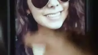 ناتالي تئن بينما تقوم امرأة أكبر سنا بإدخال أصابعها في مؤخرتها السمراء المشدودة