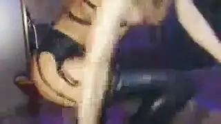 مغر امرأة سمراء في سن المراهقة مما عاريا والرقص