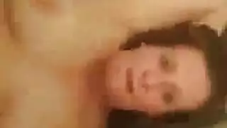 أم مثيرة تتباهى بفرجها الصغير الضيق