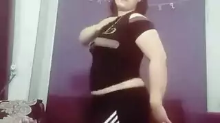 مستجيبة عربية فاضحة تُمارس الجنس المزدوج خلف الكواليس